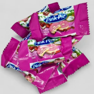 Pink pie sluoksniuotas pyragėlis su zefyrų ir braškių kremu
