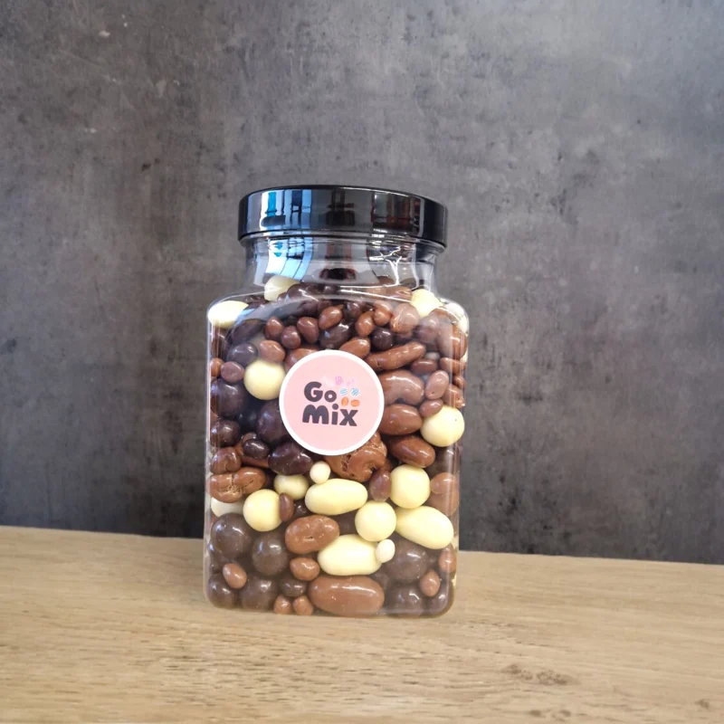 „Gurmaniškas trio“ – pieniškas, juodasis ir baltasis šokoladas su įvairiais riešutais 1,7kg